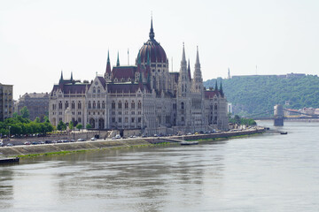 Obraz premium Hungarian Parliament Building on Danube River, Budapest, Hungary