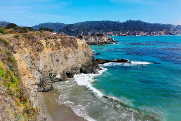 Fototapeta na wymiar Ocean waves crashing against the cliffs off the coast of California 