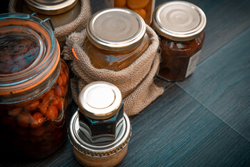 Bocaux et conserves dans la cuisine