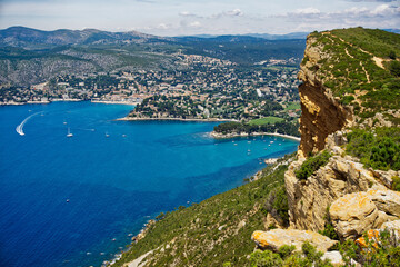 Fototapeta na wymiar Blick von den Felsenklippen der Falaises de Soubeyranes auf die Stadt Cassis, Süd-Frankreich