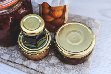 Bocaux et conserves dans la cuisine