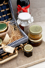 Panier cadeau avec produits gastronomiques pour offriradobe stock