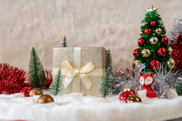 Boite de cadeau doré avec un nœud dans un décor de noël