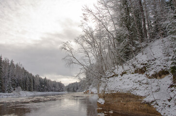 Obraz na płótnie Canvas landscape with river in winter