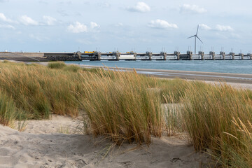 Strand mit den weltberühmten Deltawerken im Hintergrund