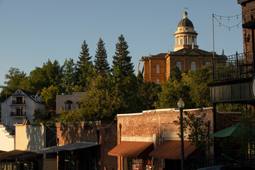 Sunlight shines on the historic 1898 Courthouse in downtown Auburn, California, USA. - obrazy, fototapety, plakaty