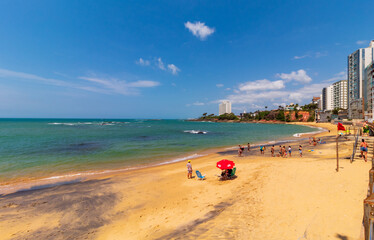 Obraz premium guar da sol e a Praia da Areia Preta , Guarapari região metropolitana de Vitória, Espirito Santo, Brasil