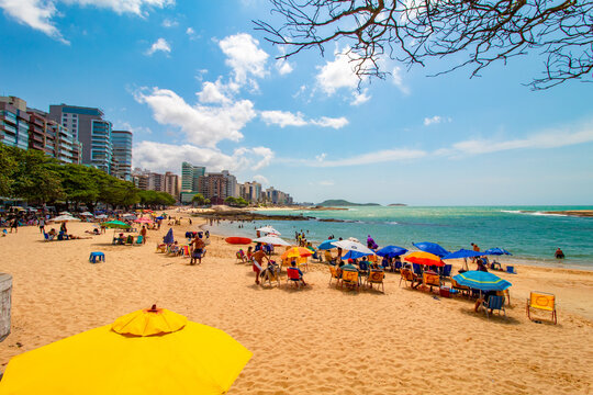 banhistas na orla da praia das castanheiras, praia dos namorados, Guarapari regi&atilde;o metropolitana de Vit&oacute;ria, Espirito Santo, Brasil