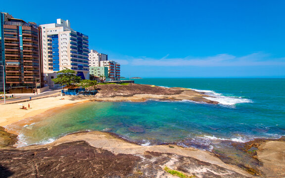 rochas e o mar esverdeado da Praia das virtudes ,   Guarapari regi&atilde;o metropolitana de Vit&oacute;ria, Espirito Santo, Brasil