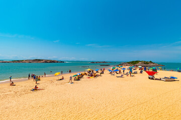 Fototapeta na wymiar banhistas na Praia da sereia, praia da costa, Itaparica, Vila Velha, Vitória, Espirito Santo, Brasil