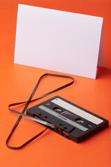 tarjeta de invitacion en blanco de  Fiesta disco retro de los años 80, pancarta de los 90 ,mockup de cassette de audio vintage, portada de invitación al festival.  con espacio para copy 