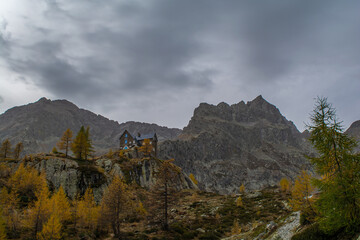 Autunno in Valle Stura: tripudio di colori, vette, laghi, cascate e flora alpina