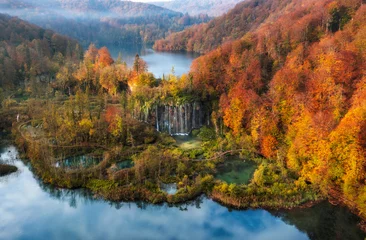Luftbild schöner bunter majestätischer Wasserfall im Nationalpark Herbstwald Draufsicht, Plitvicer Seen, Slowenien © kucherav