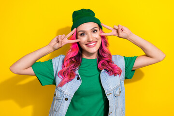 Naklejka premium Photo of pretty cute good mood lady wear nice green hat dressed stylish clothes arm near face v-sign isolated on yellow color background