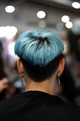 cabeza con corte de pelo y teñido de azul