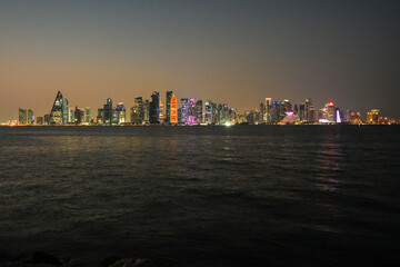 Qatar Doha ville building immobilier tour affaires business west bay corniche nuit eclairage