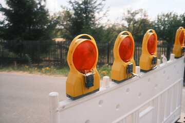 Straßensperre wegen Baustelle mit Signal Lampe