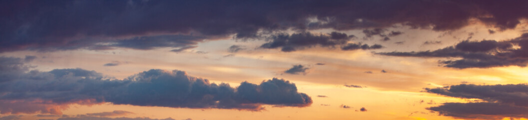 Fototapeta na wymiar Sunset on a cloudy sky