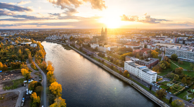 Panorama Luftbild über den Fluss Elbe und die historische Altstadt von Magdeburg mit Dom bei Sonnenuntergang, Sachsen-Anhalt, Deutschland