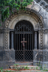 Puerta de hierro en cementerio de Olšany, Praga