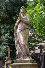 Escultura de la Virgen en cementerio de Olšany, Praga
