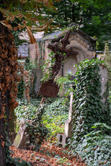 Cruz y lápidas de piedra en cementerio de Olšany, Praga