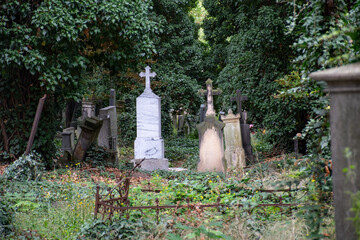 Lápidas y cruces en cementerio de Olšany, Praga