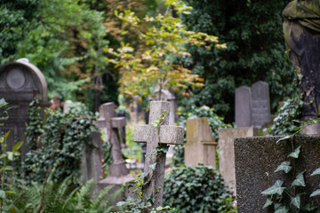 Lápidas y cruces en cementerio de Olšany, Praga