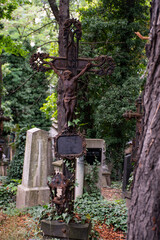 Cruz y lápidas de piedra en cementerio de Olšany, Praga