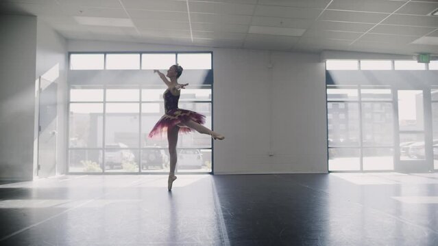 Ballerina practicing dancing en pointe in dance studio / Lehi, Utah, United States
