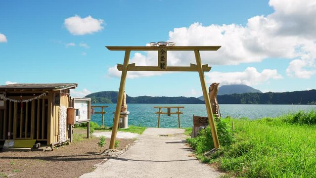 金の鳥居があるおこへた展望所の景色
