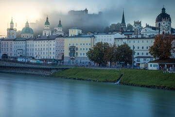 Obraz premium Salzburg peaceful cityscape at misty sunrise from Salzach river, Austria
