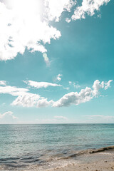 playa de aguas verde con nubes blancas 