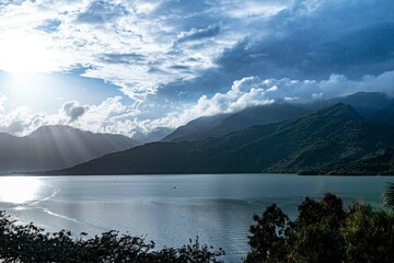 lago entre monta&ntilde;as 