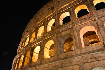 Coliseo Romano de noche.
