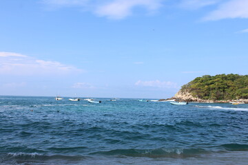 ocenano azul con montaña