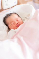 眠る生まれたばかりの新生児