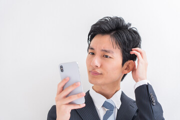 携帯を見て困る日本人男性