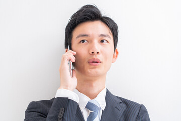 電話をする日本人男性