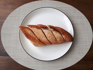 カットされたフランスパン（俯瞰）