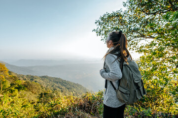 Obraz premium Young hiker woman standing on rocky and looking view