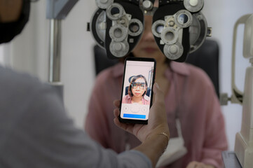 A young woman measures eyesight to make glasses using a smartphone application.