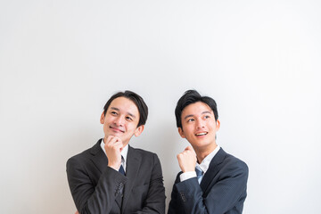 考えるスーツを着た日本人ビジネスマン