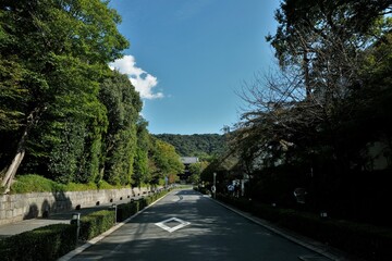 京都市東山区,知恩院,浄土宗の総本山の寺院,山号は華頂山,友禅苑,方丈庭園,本堂（御影堂、国宝）,智恩院\吉水御坊\吉水草庵\大谷禅房\重要文化財,勢至堂・法然上人御廟参道.勢至堂（重要文化財）,多宝塔