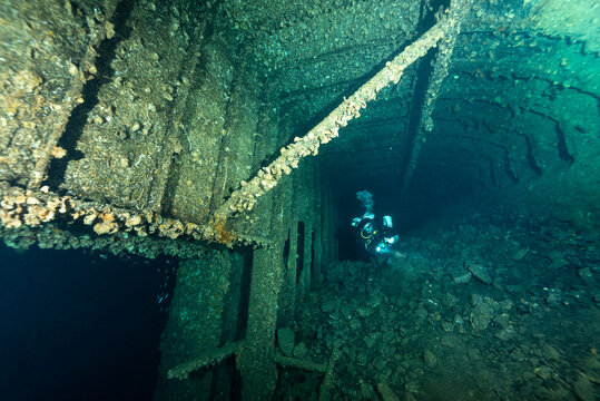 Sub all'interno della stiva del relitto del Podest&agrave;, nave da carico della marina italiana affondata durante la seconda guerra mondiale nel golfo dell'Asinara, Sardegna
