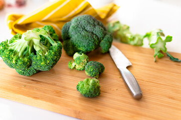 Broccoli auf dem Schneidebrett