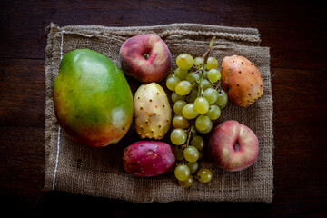 Ensemble de fruits : mangue, raisin, pèche plate, figue de barbarie