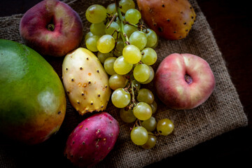 Ensemble de fruits : mangue, raisin, pèche plate, figue de barbarie