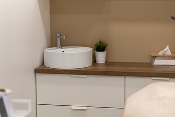 Vasque d'eau avec évier dans un cabinet de médecins