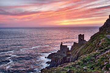 Fototapeta na wymiar Ruine von alter Mine im Abendrot am Meer bei Sonnenuntergang, Küste von Cornwall, England